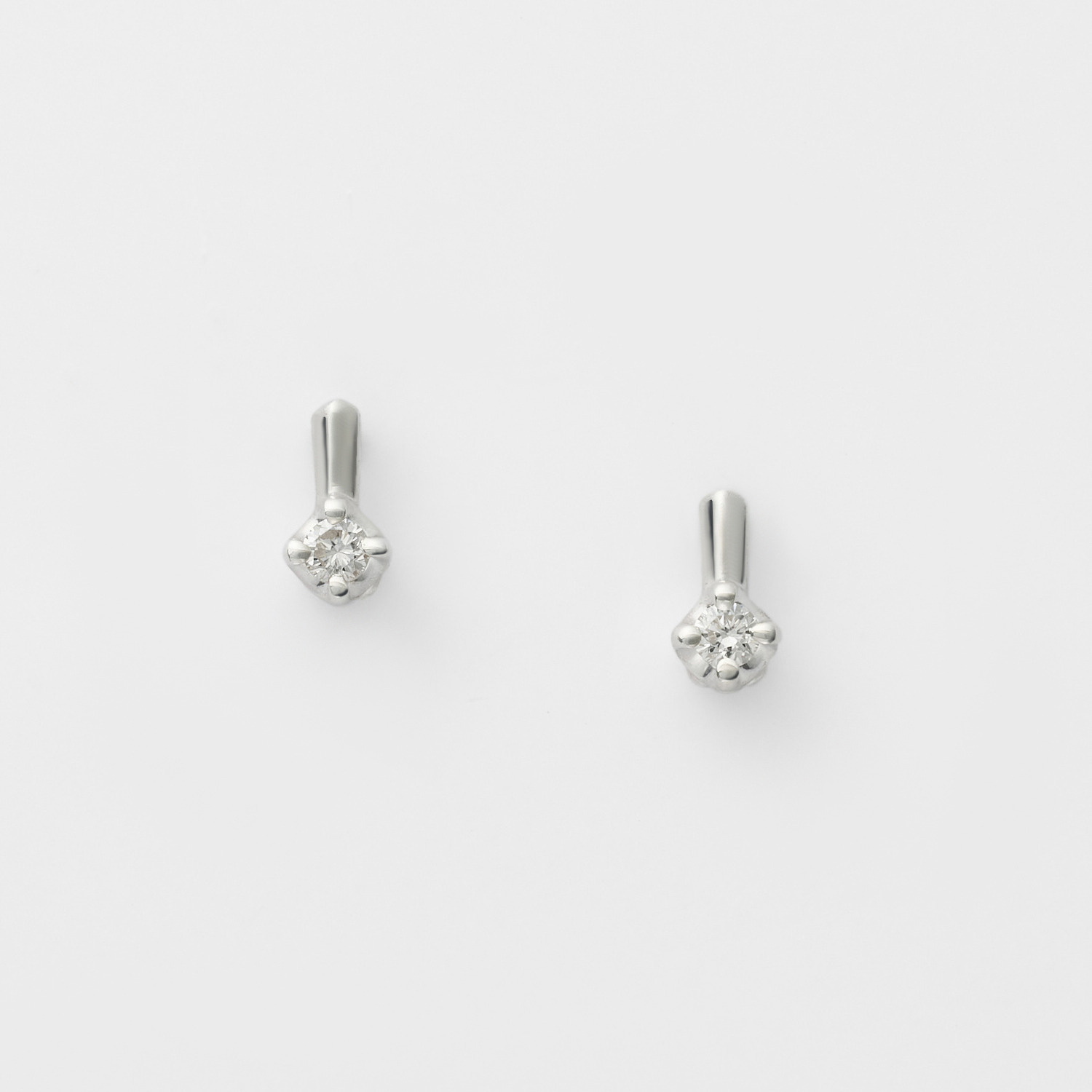 シルバーダイヤモンドピアス（0.04 ct）