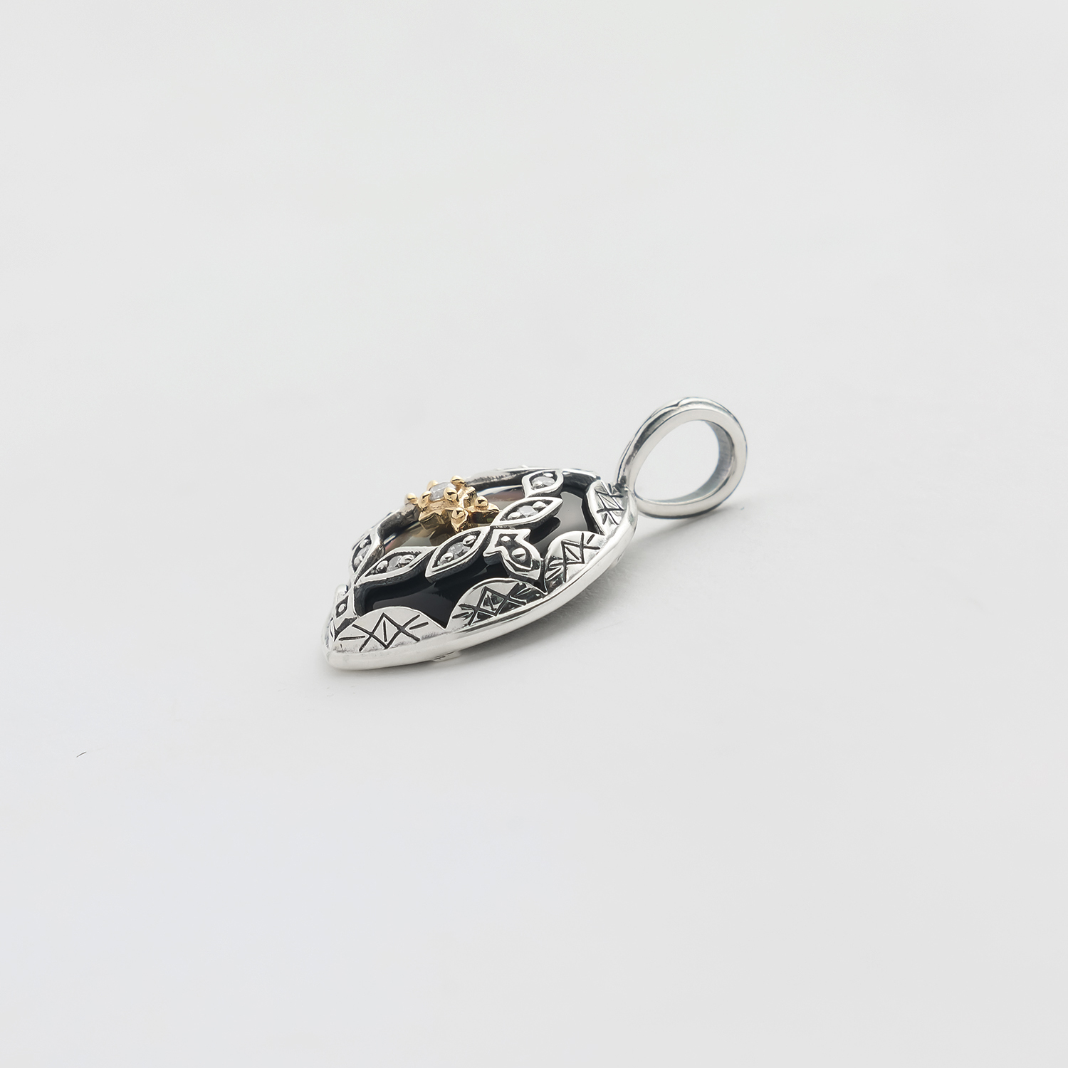 シルバー／K10ブラックシェルネックレスチャーム｜ネックレスチャーム