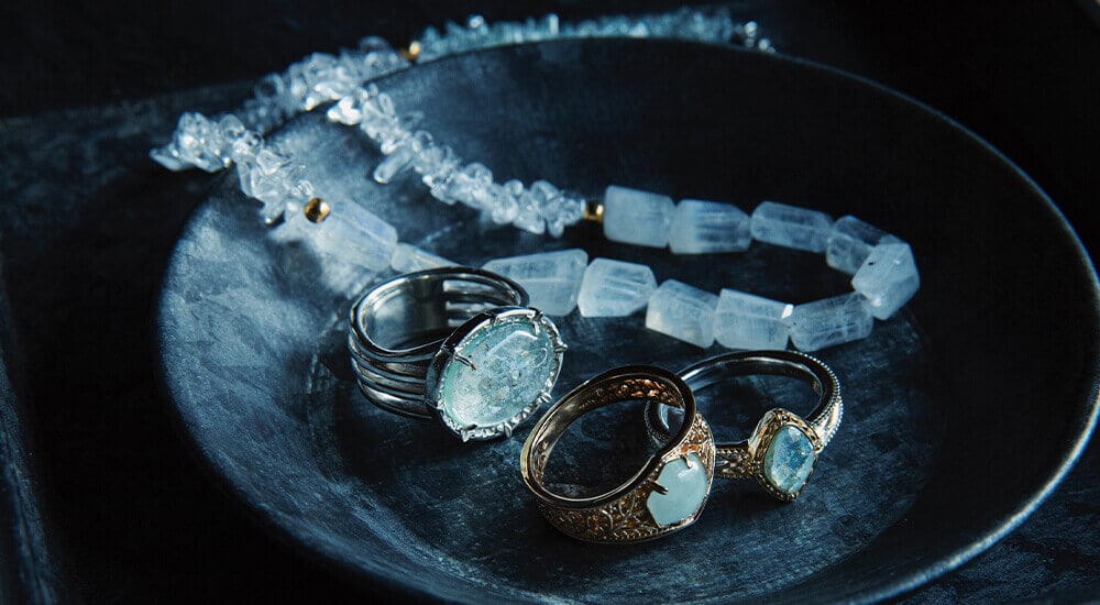 透け感のある石がリズミカルなデザインのネックレスと、みずみずしい輝きを放つ天然石のリング